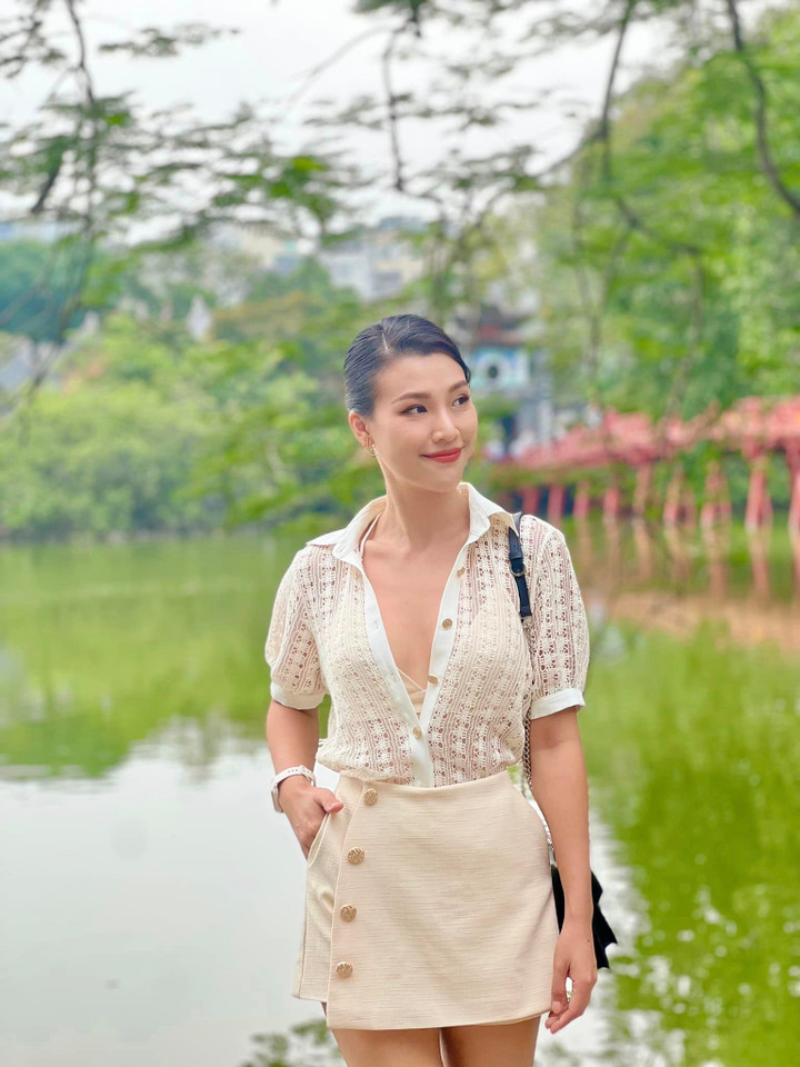 Sao Việt 22/9: Nghe lời chồng, Ngô Thanh Vân thỏa sức phơi nắng ở biển - 3