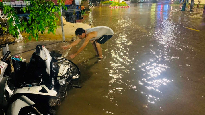 Quy Nhơn: Mưa lớn, người dân lội bì bõm giữa biển nước - 7