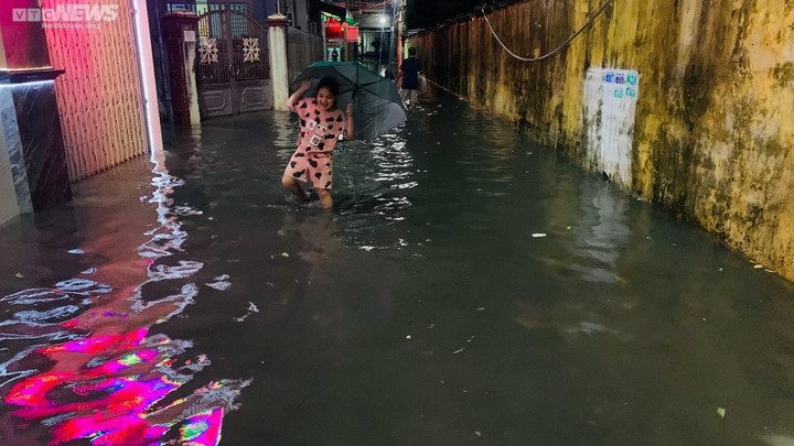 Quy Nhơn: Mưa lớn, người dân lội bì bõm giữa biển nước - 6