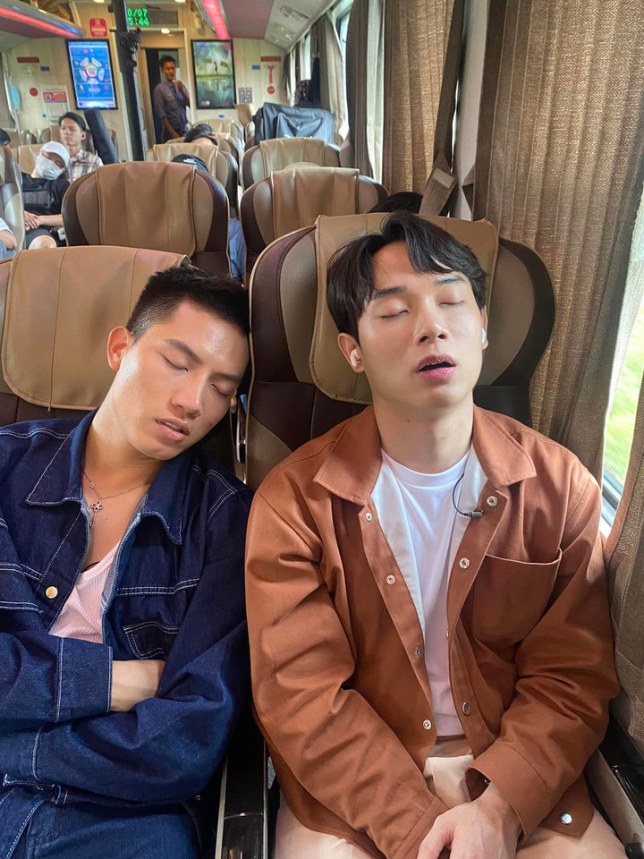 Sao Việt 24/9: Tuấn Hưng tiếp tục được hát ngoài ban công sau khi bị phạt - 4