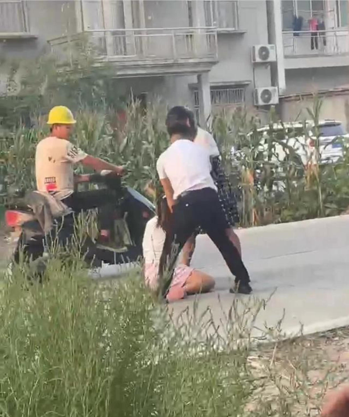 Bị cấm lấy chồng xa, cô gái khóc lóc bám theo xe bạn trai mặc cho mẹ cố níu kéo - 1