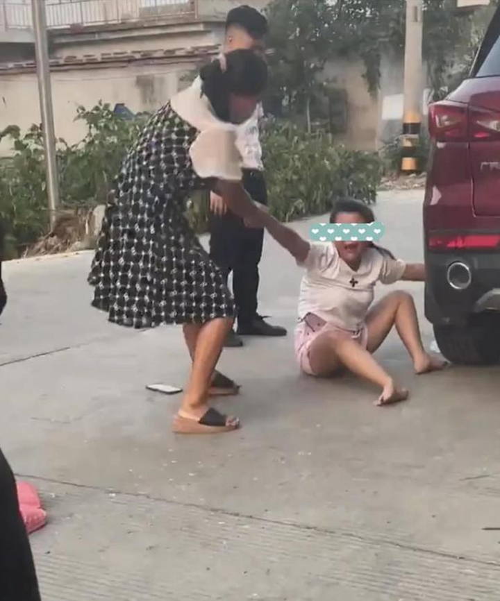 Bị cấm lấy chồng xa, cô gái khóc lóc bám theo xe bạn trai mặc cho mẹ cố níu kéo - 4