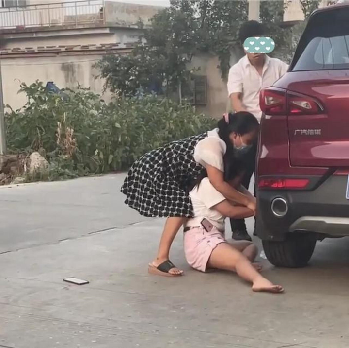 Bị cấm lấy chồng xa, cô gái khóc lóc bám theo xe bạn trai mặc cho mẹ cố níu kéo - 3