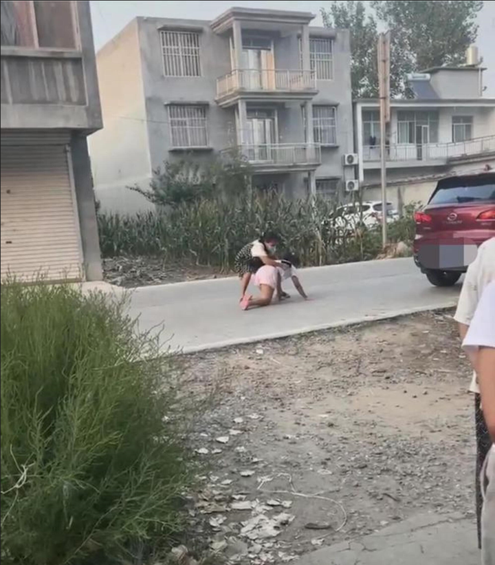 Bị cấm lấy chồng xa, cô gái khóc lóc bám theo xe bạn trai mặc cho mẹ cố níu kéo - 2