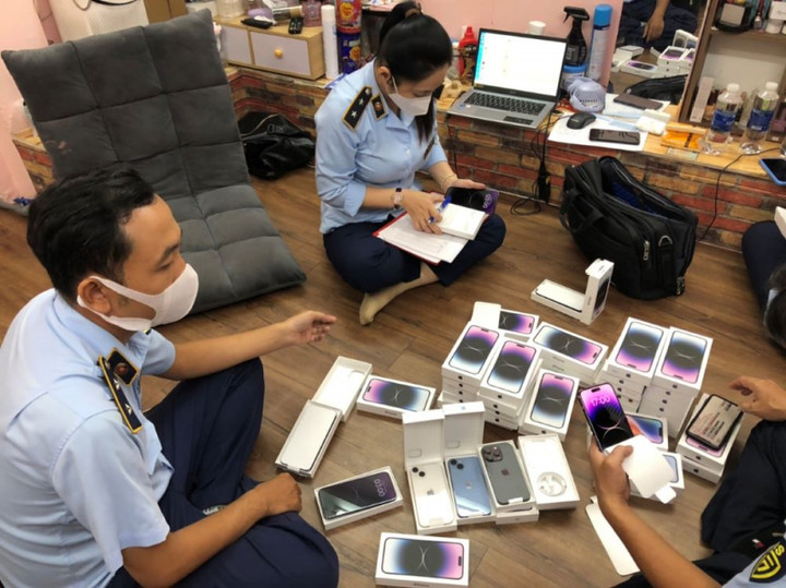 Tạm giữ lô điện thoại iPhone 14 trị giá 1,6 tỷ đồng - 1
