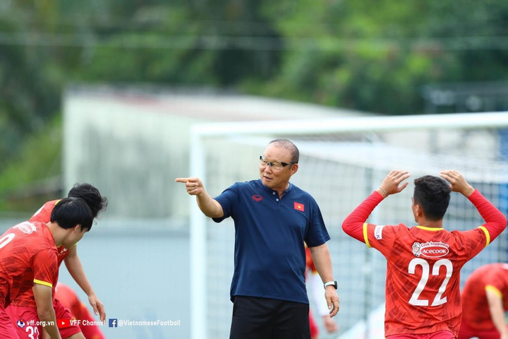 1001 biểu cảm hài hước của HLV Park khi chỉ đạo cầu thủ ĐT Việt Nam tập luyện - 2