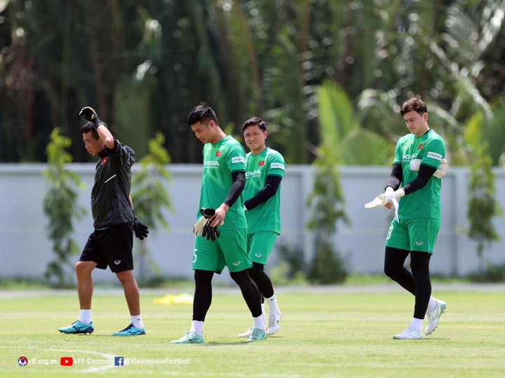 1001 biểu cảm hài hước của HLV Park khi chỉ đạo cầu thủ ĐT Việt Nam tập luyện - 8