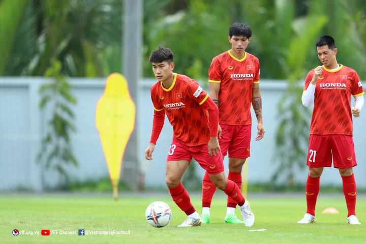 1001 biểu cảm hài hước của HLV Park khi chỉ đạo cầu thủ ĐT Việt Nam tập luyện - 9