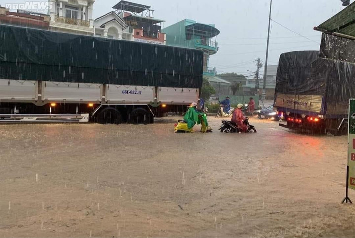 Bão Noru di chuyển nhanh hướng vào đất liền, ngư dân miền Trung dời tàu lên bờ - 4