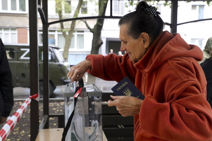 Tass: Quan sát viên Mỹ và châu Âu giám sát bỏ phiếu trưng cầu dân ý tại Donbass - 1