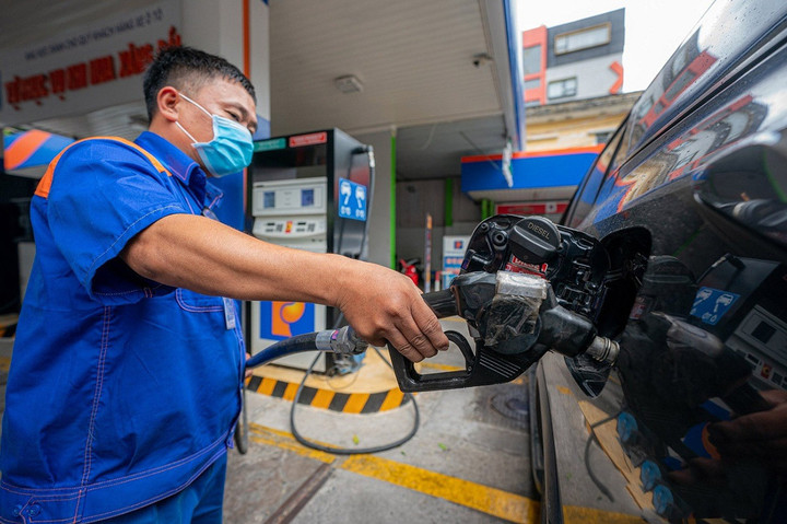 Giá dầu thế giới thấp nhất 8 tháng, giá xăng có thể giảm sâu - 1