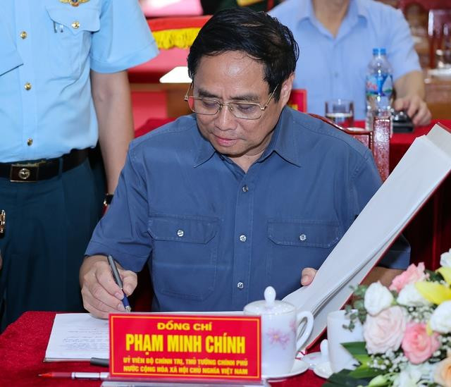 Thủ tướng thăm Trung đoàn Không quân tiêm kích đầu tiên, khảo sát sân bay quân sự Yên Bái - Ảnh 5. Thủ tướng thăm Trung đoàn Không quân tiêm kích, khảo sát sân bay quân sự Yên Bái - 5