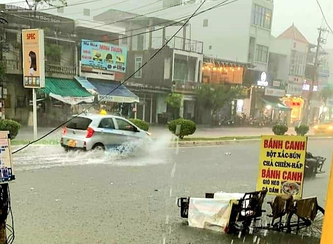 Bão Noru di chuyển nhanh hướng vào đất liền, ngư dân miền Trung dời tàu lên bờ - 6
