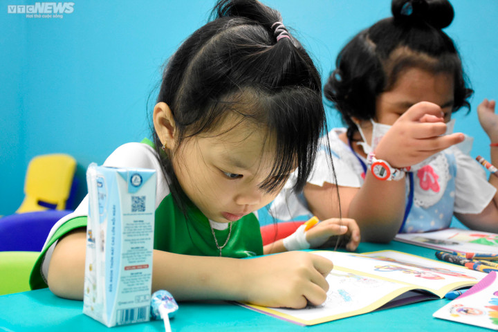 Lớp học đặc biệt trong bệnh viện, ngày ngày gieo ước mơ cho các bệnh nhi - 4