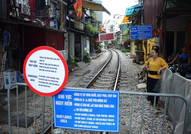 CSGT phát tờ rơi trên ‘phố cà phê đường tàu’ để cảnh báo du khách - 9