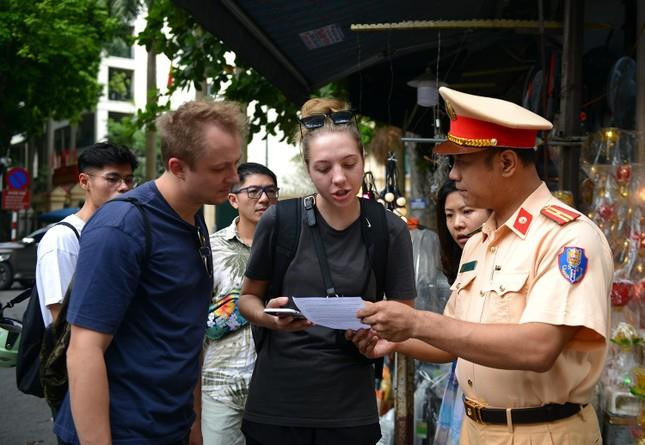 CSGT phát tờ rơi trên ‘phố cà phê đường tàu’ để cảnh báo du khách - 2