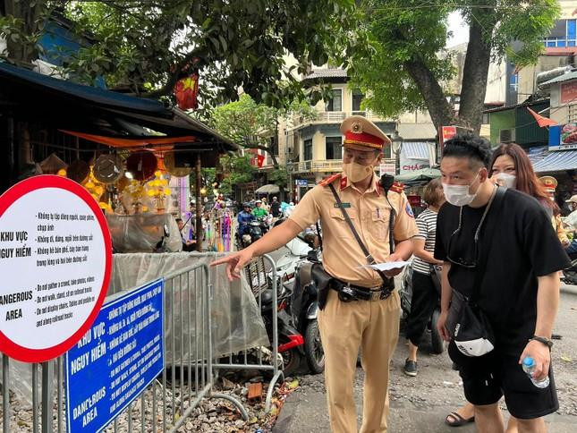 CSGT phát tờ rơi trên ‘phố cà phê đường tàu’ để cảnh báo du khách - 1