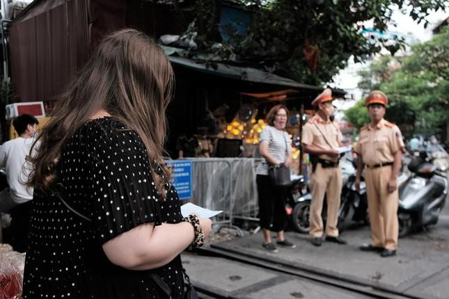 CSGT phát tờ rơi trên ‘phố cà phê đường tàu’ để cảnh báo du khách - 7