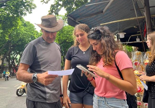 CSGT phát tờ rơi trên ‘phố cà phê đường tàu’ để cảnh báo du khách - 5