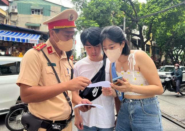 CSGT phát tờ rơi trên ‘phố cà phê đường tàu’ để cảnh báo du khách - 4