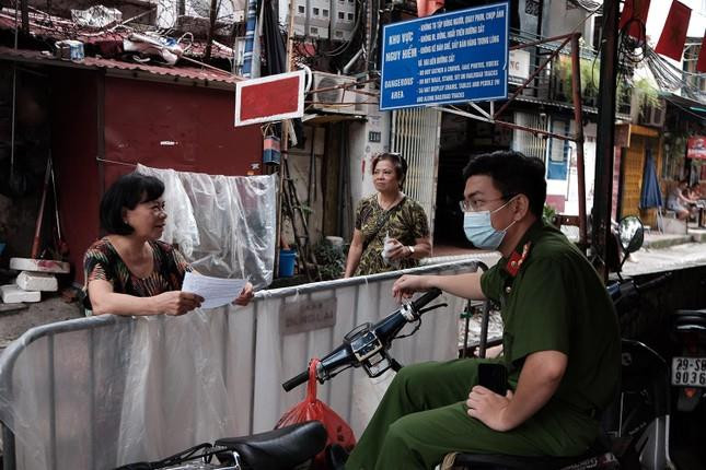 CSGT phát tờ rơi trên ‘phố cà phê đường tàu’ để cảnh báo du khách - 8