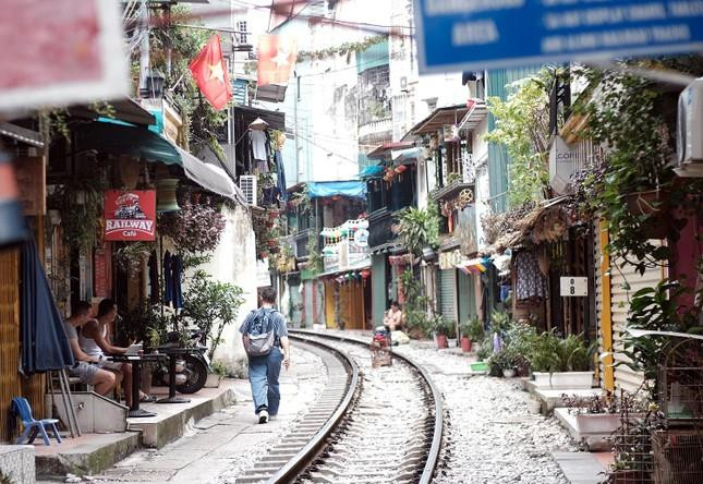 CSGT phát tờ rơi trên ‘phố cà phê đường tàu’ để cảnh báo du khách - 11