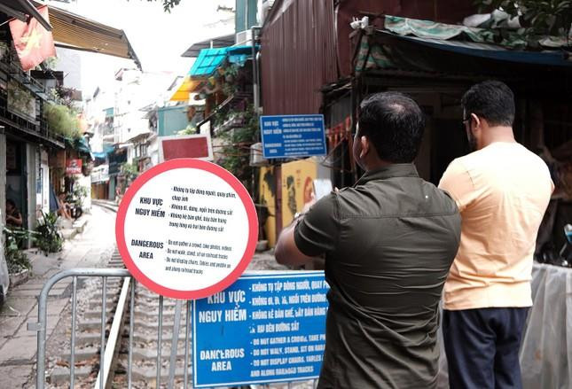 CSGT phát tờ rơi trên ‘phố cà phê đường tàu’ để cảnh báo du khách - 10