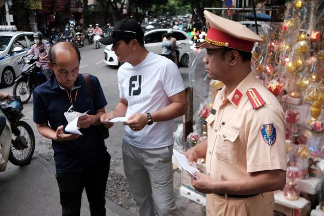 CSGT phát tờ rơi trên ‘phố cà phê đường tàu’ để cảnh báo du khách - 3