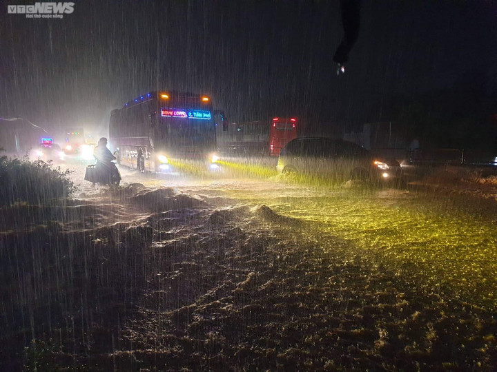 Phú Yên: Nhà chìm trong biển nước, dân hối hả chạy đồ sau cơn mưa xối xả - 3