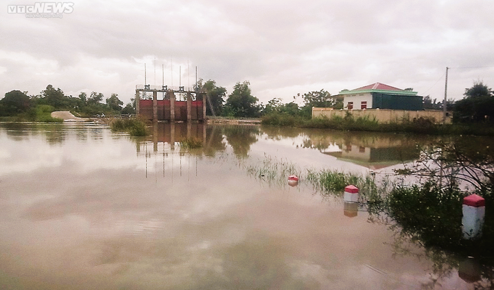 Bão Noru di chuyển nhanh hướng vào đất liền, ngư dân miền Trung dời tàu lên bờ - 1