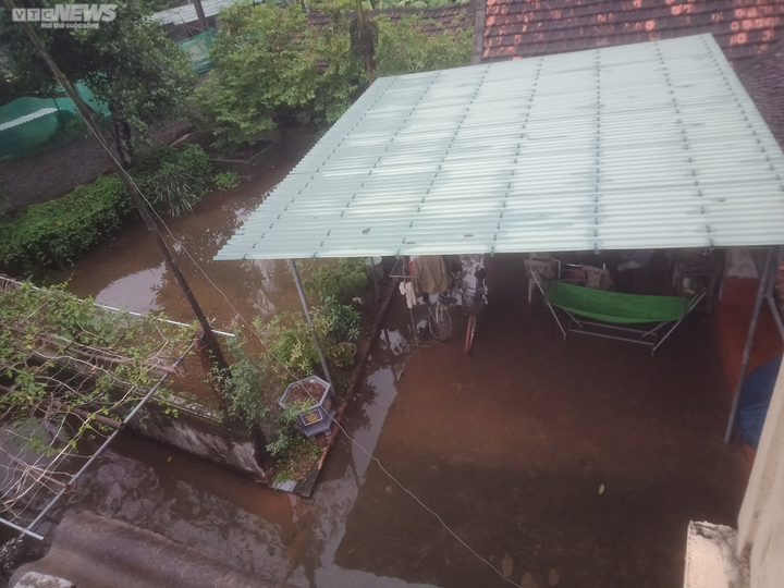 Bão Noru di chuyển nhanh hướng vào đất liền, ngư dân miền Trung dời tàu lên bờ - 2