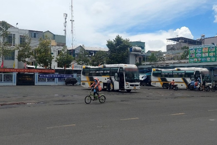 Xe khách hoạt động sai quy định, Thanh tra Giao thông An Giang kêu khó xử lý - 1