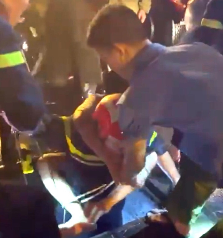 Đang đi trên đường, cả người và xe rơi xuống cống công trình - 1