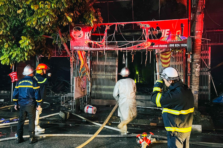 Cháy lớn thiêu rụi dãy nhà tạm ở Hà Nội - 2
