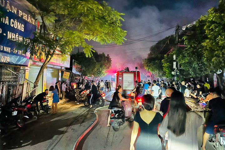 Cháy lớn thiêu rụi dãy nhà tạm ở Hà Nội - 3