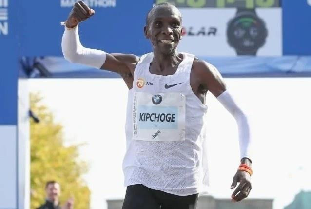 Eliud Kipchoge phá kỷ lục thế giới marathon - 1