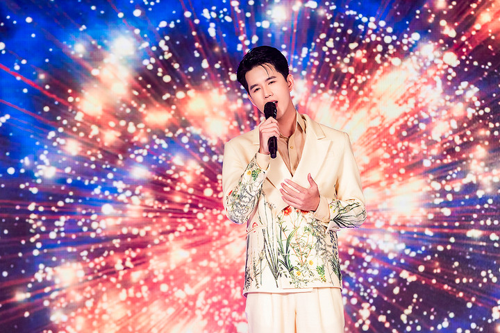 Hai con gái nuôi Phi Nhung thần thái khi lấn sân diễn thời trang - 9