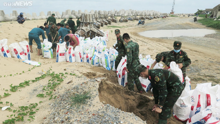 Bộ đội Biên phòng Phú Yên hỗ trợ hàng loạt tàu cá vào bờ tránh siêu bão Noru - 4