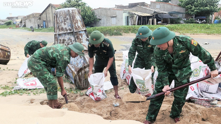 Bộ đội Biên phòng Phú Yên hỗ trợ hàng loạt tàu cá vào bờ tránh siêu bão Noru - 3