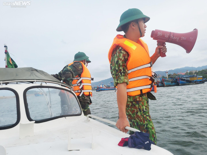 Bộ đội Biên phòng Phú Yên hỗ trợ hàng loạt tàu cá vào bờ tránh siêu bão Noru - 2