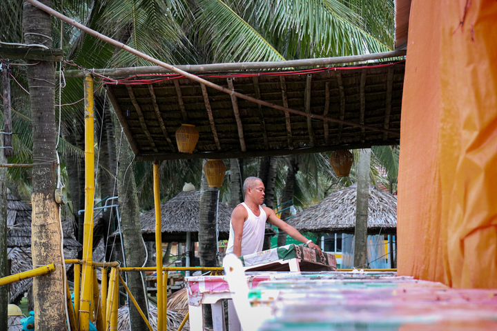 Ảnh: Bãi biển bao năm bị sóng 'ngoạm' ở Hội An trước giờ siêu bão Noru đổ bộ - 7