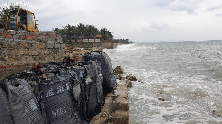 Chủ nhà hàng ven biển Cửa Đại chi trăm triệu gia cố bờ kè, ứng phó siêu bão Noru - 4