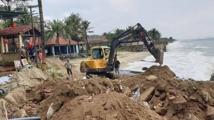 Chủ nhà hàng ven biển Cửa Đại chi trăm triệu gia cố bờ kè, ứng phó siêu bão Noru - 5
