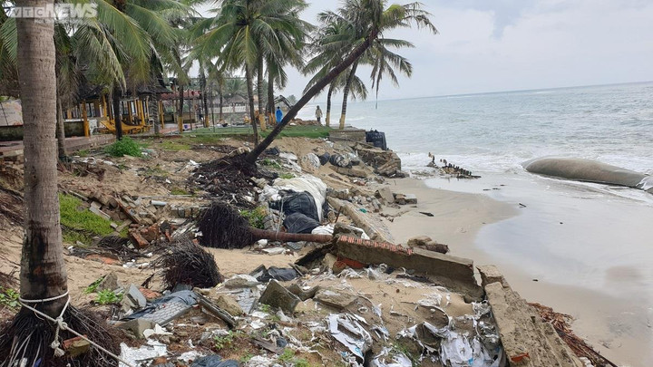 Chủ nhà hàng ven biển Cửa Đại chi trăm triệu gia cố bờ kè, ứng phó siêu bão Noru - 3