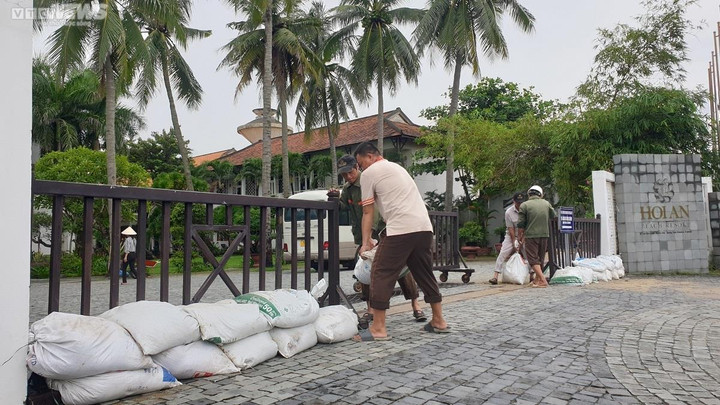 Chủ nhà hàng ven biển Cửa Đại chi trăm triệu gia cố bờ kè, ứng phó siêu bão Noru - 7
