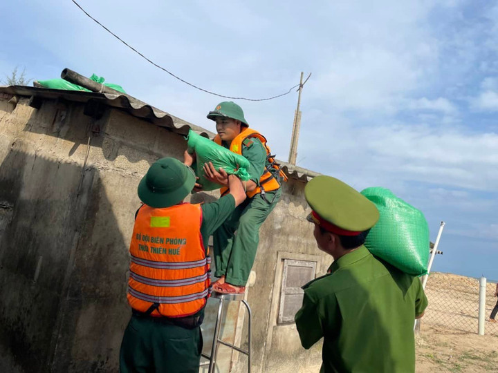 Ảnh: Công an, biên phòng giúp dân Huế và Quảng Trị chống siêu bão Noru - 10