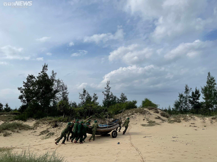 Ảnh: Công an, biên phòng giúp dân Huế và Quảng Trị chống siêu bão Noru - 4