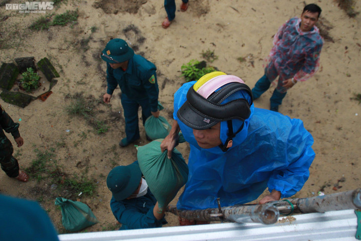 Ảnh: Dân quân, bộ đội 'chạy đua' thời gian, giúp dân chằng nhà tránh bão Noru - 3