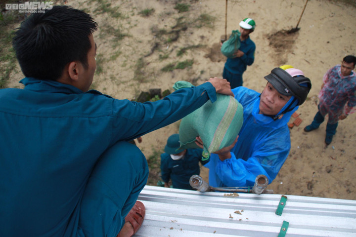 Ảnh: Dân quân, bộ đội 'chạy đua' thời gian, giúp dân chằng nhà tránh bão Noru - 4