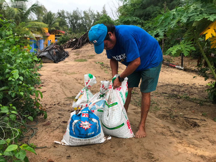 Ảnh: Dân quân, bộ đội 'chạy đua' thời gian, giúp dân chằng nhà tránh bão Noru - 8